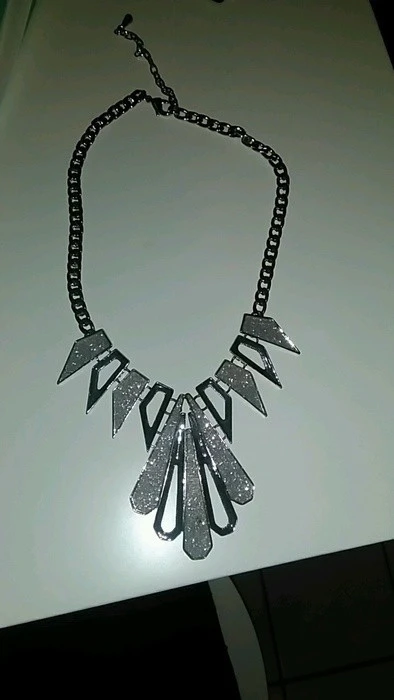 Collier graphique argenté